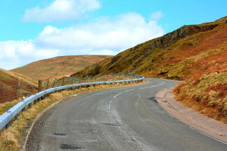苏格兰山间美丽的道路图片
