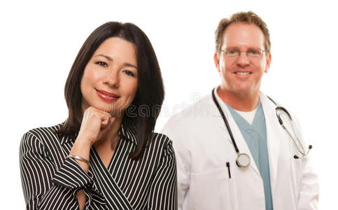 有男医生或护士的西班牙裔妇女