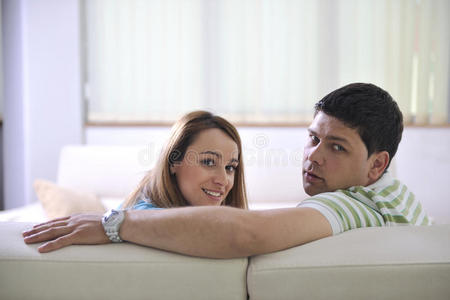 夫妻俩在客厅沙发上放松