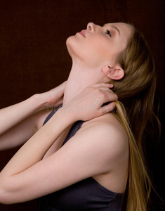 脖子后面长了个包头向后仰的年轻女子照片