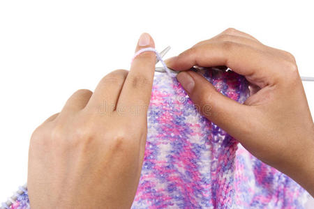 一个年轻妇女的手在编织