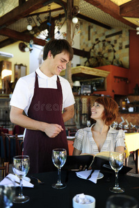 服务员在餐厅和顾客谈话