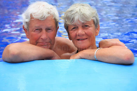 游泳池里的一对老夫妇。