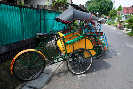 在jogjakarta的街道上的传统的trishaw，