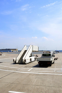机场滑行道坡道和货车
