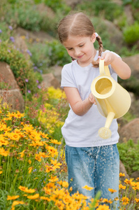 小女孩在浇花