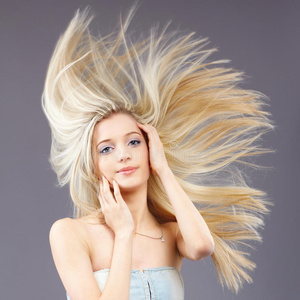 头发飘飘的女孩照片