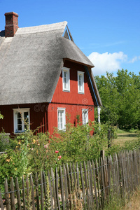 茅草屋顶的乡村木屋