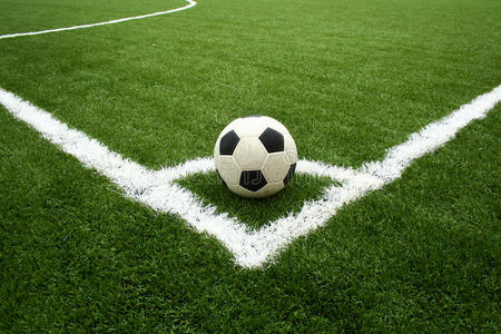 草地上的角球照片