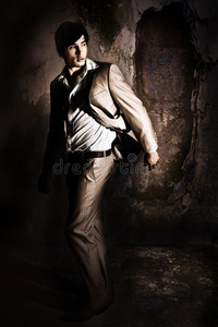 帅气的年轻人回头看照片