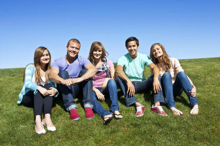 微笑的,多种族的年轻人群体照片