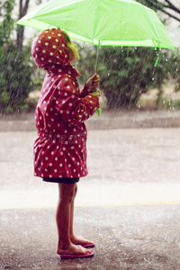 雨中漫步的小女孩