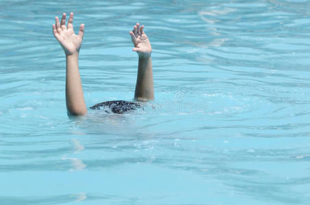 防溺水溺水男孩的手照片