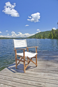 美丽湖边码头上的椅子