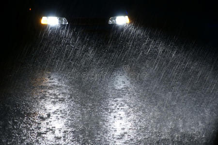 寒冷多雨的夜晚图片