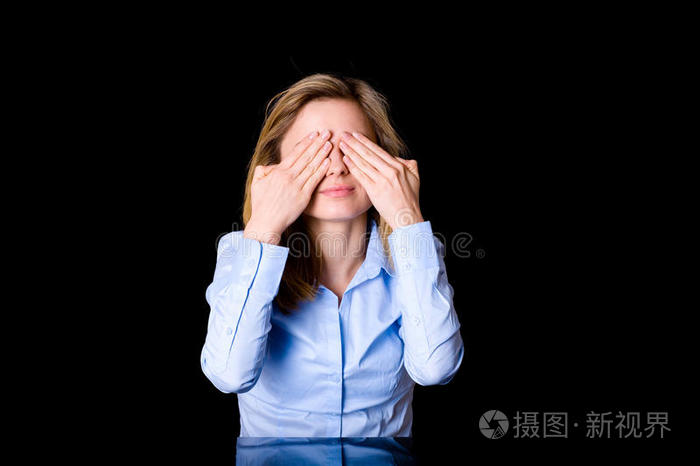 年轻女性遮住眼睛害怕或惊讶