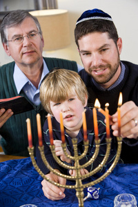 犹太家庭照明光明节