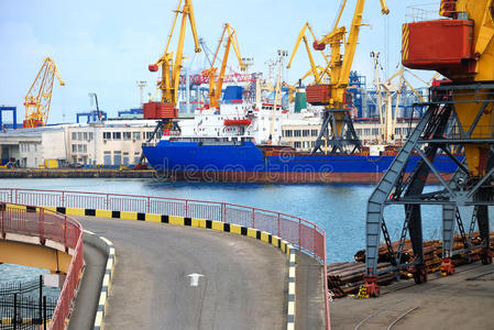 与起重机货物和船舶进行贸易的海港