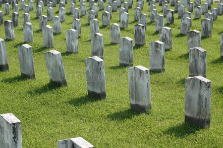 教科文组织世界遗产在所有的圣徒日子期间,在公墓蜡烛在晚上的坟场