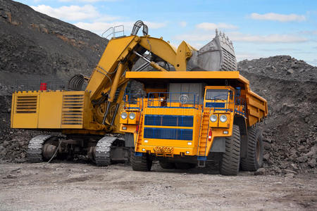 大型矿用汽车和挖掘机