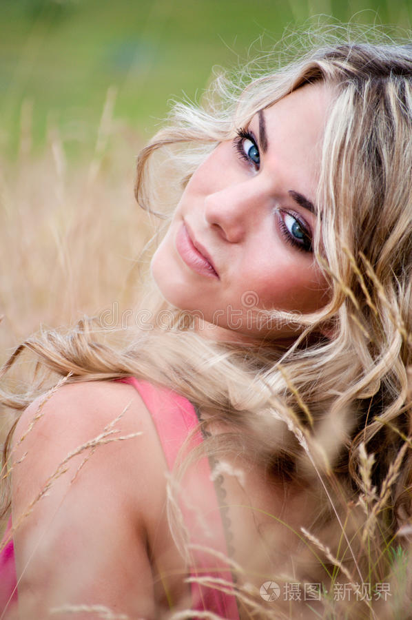 蓝眼睛金发女郎