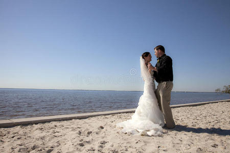 新婚夫妇在沙滩上跳舞