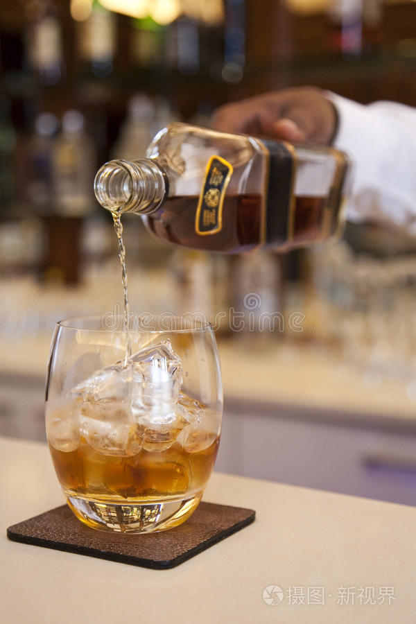 酒瓶啤酒冰桶香槟长笛加冰玻璃木制桌子上有啤酒的玻璃和瓶子啤酒在