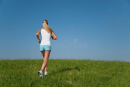 年轻女子跑步