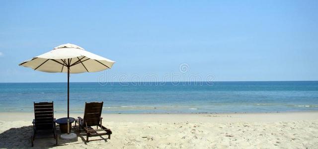 沙滩和椅子