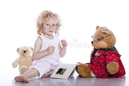 带着泰迪熊的可爱女婴