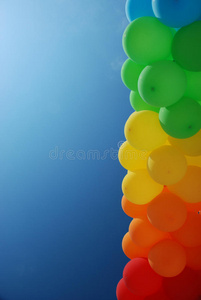 天空背景上的气球柱图片