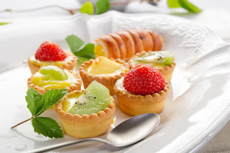 有色的水果糖果意大利水果糕点照片