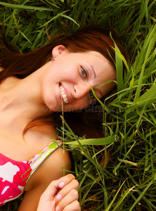 草地上微笑的年轻女子