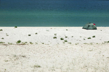 荒岛海滨旅游帐篷
