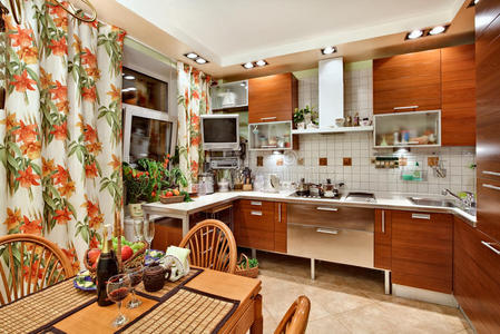 带木制家具和桌子的厨房内部
