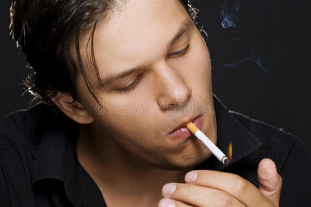 男人抽烟的图片
