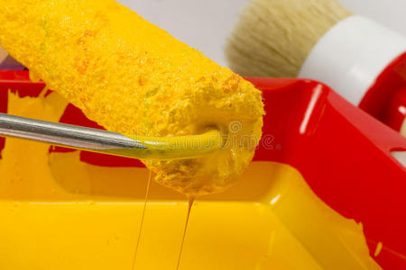 黄色油漆罐和滚筒