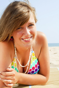 海滩上微笑的年轻女子