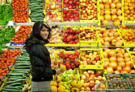 买水果蔬菜的美女图片