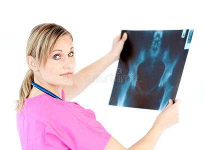 严肃的年轻外科医生拿着x光片