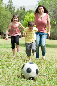 一家人踢足球，玩得开心
