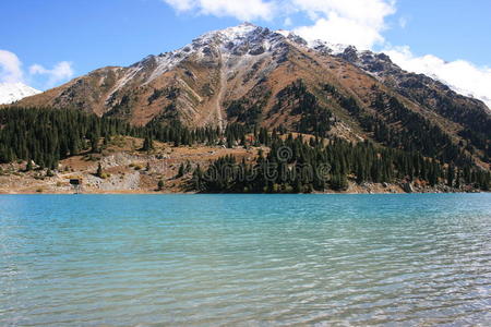 阿拉木图湖大山