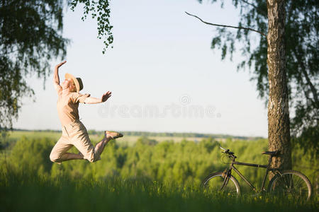 女人在大自然中跳跃