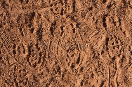 棒球鞋在泥土中留下的痕迹图片