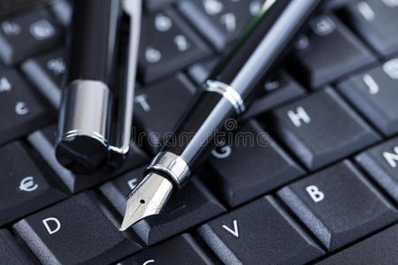 电脑键盘上的豪华黑笔