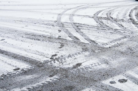 雪地里的轮胎痕迹图片