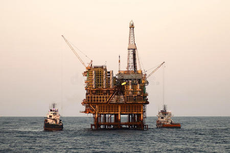 海上石油钻井平台和补给船。