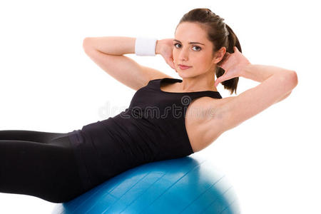 用蓝球锻炼年轻漂亮的女性图片