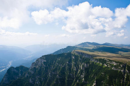 布塞吉山脉景观