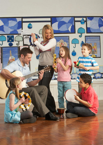 老师和学生弹吉他